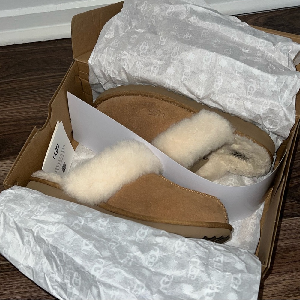 UGG Slippers - Picture 6 of 6